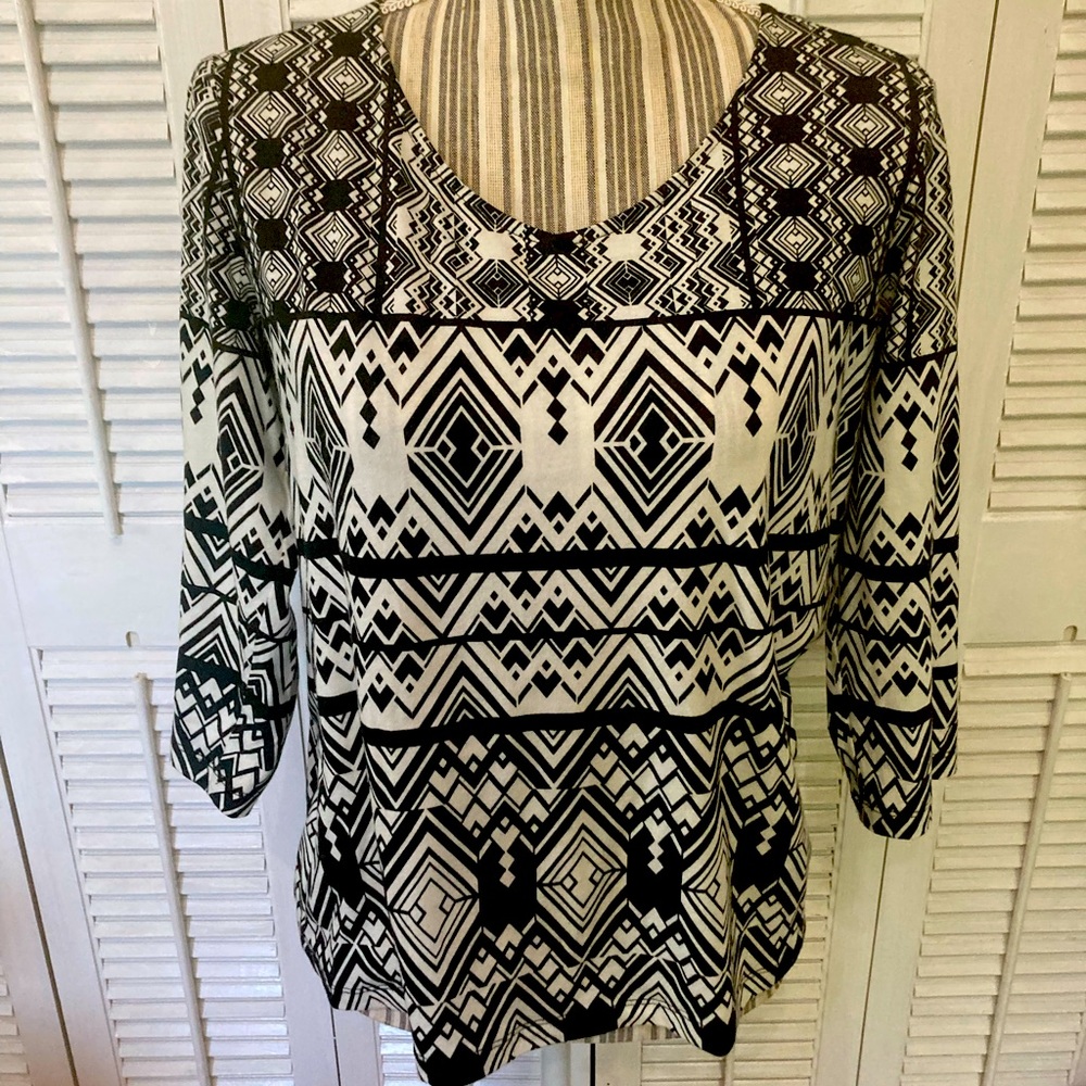 EUC Chico’s black and white tribal shirt 3/4 sleeve Chico’s size 1 (med/8)